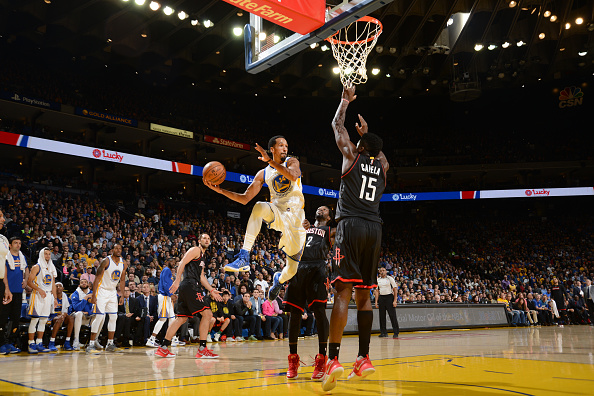 OAKLAND, CA - DECEMBER 1:  Shaun Livingston #34 of the Golden State Warriors looks to pass the ball during a game against the Houston Rockets on December 1, 2016 at ORACLE Arena in Oakland, California. NOTE TO USER: User expressly acknowledges and agrees that, by downloading and/or using this photograph, user is consenting to the terms and conditions of Getty Images License Agreement. Mandatory Copyright Notice: Copyright 2016 NBAE (Photo by Noah Graham/NBAE via Getty Images)