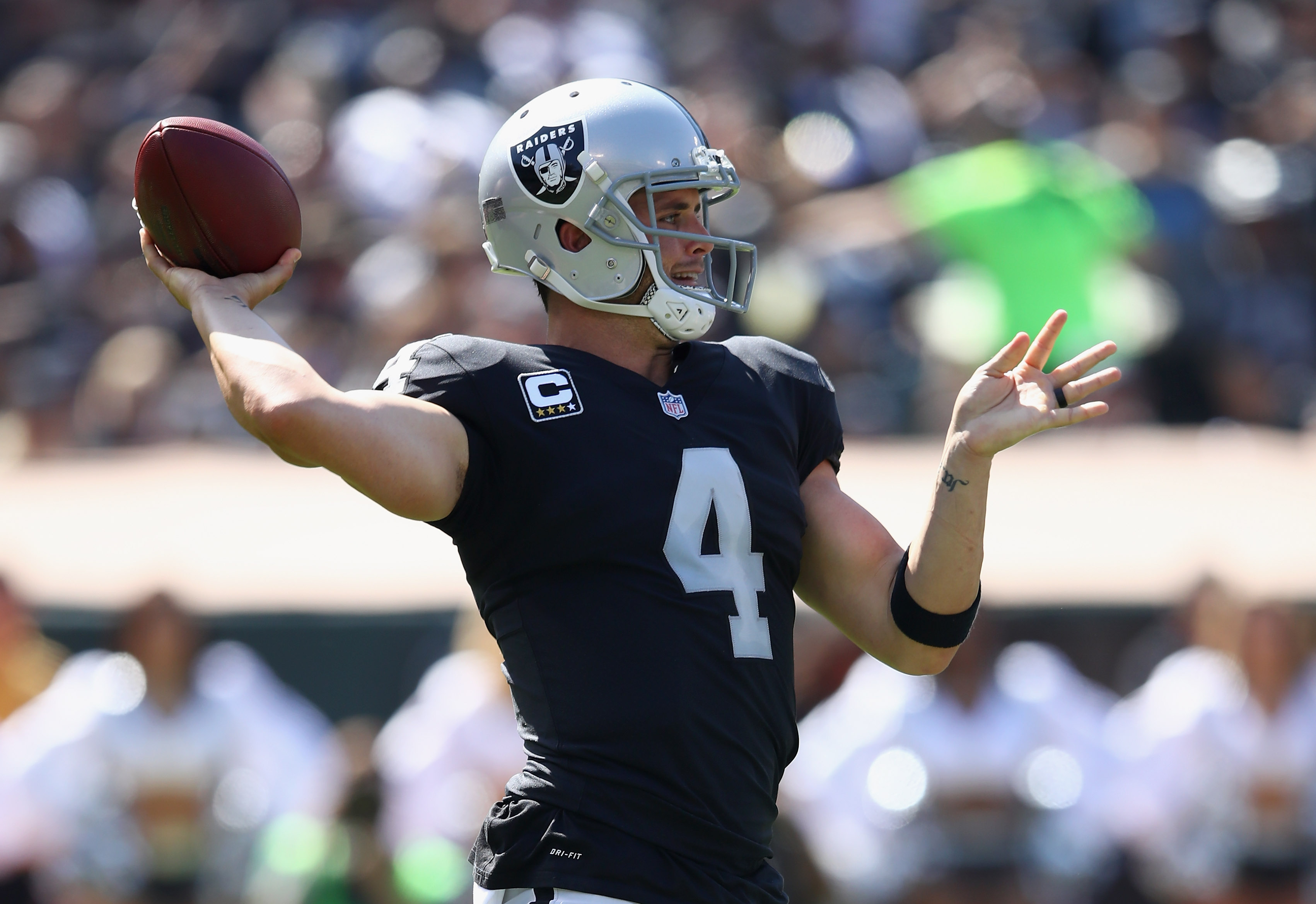 OAKLAND, CA - SEPTEMBER 17: Derek Carr #4 of the Oakland Raiders passes the ball against the New York Jets at Oakland-Alameda County Coliseum on September 17, 2017 in Oakland, California. (Photo by Ezra Shaw/Getty Images)