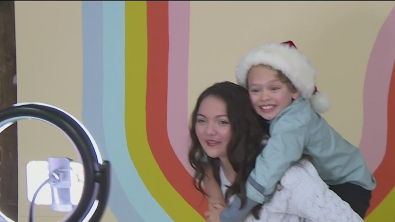 You are currently viewing Sacramento Photo Booth Company captura la alegría navideña una selfie a la vez – CBS Sacramento