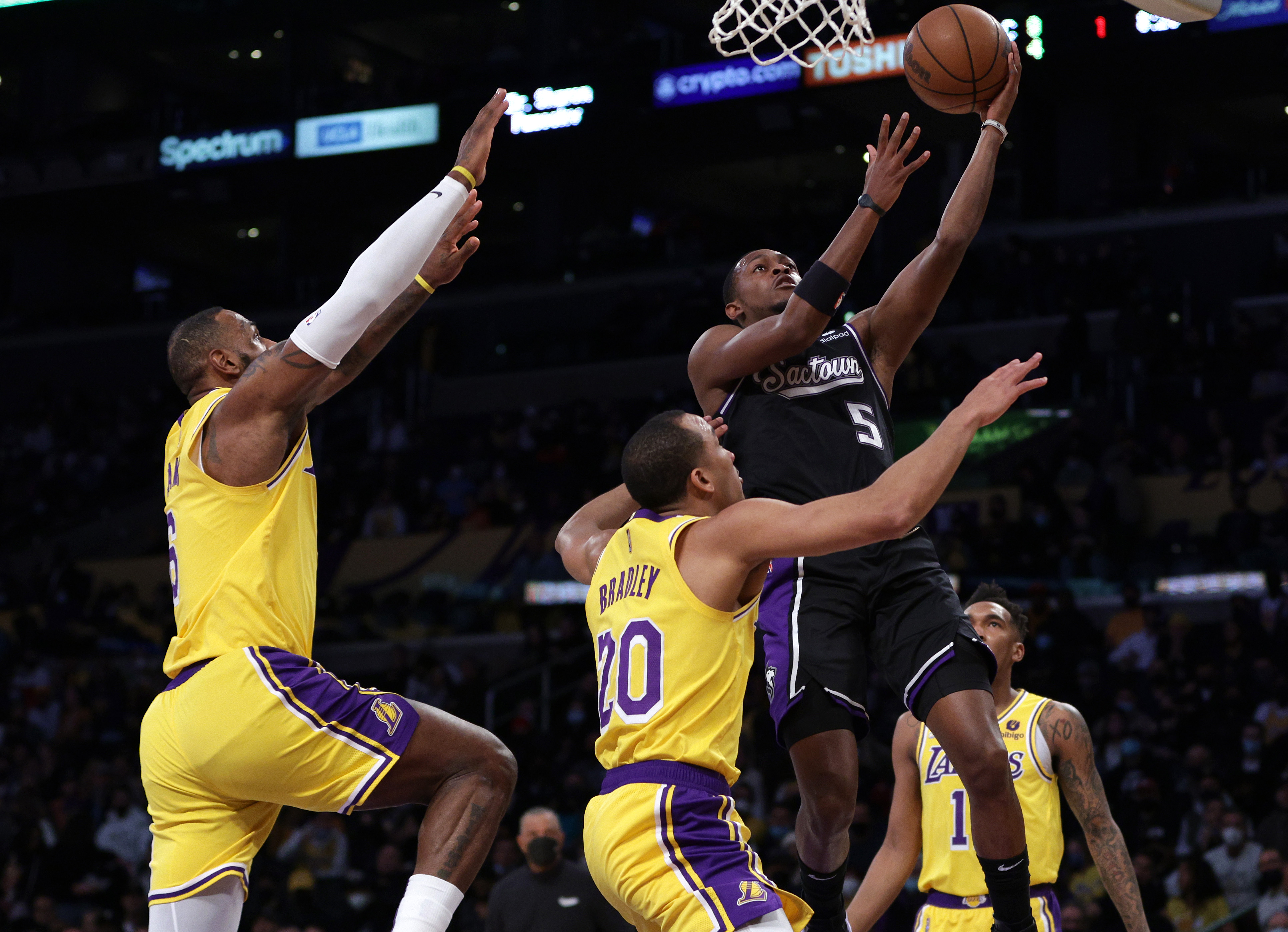 LeBron, Monk Lead Lakers’ Late Rally Past Kings, 122-114